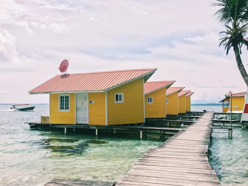 Casas de colores sobre pilotes en Bocas del Toro