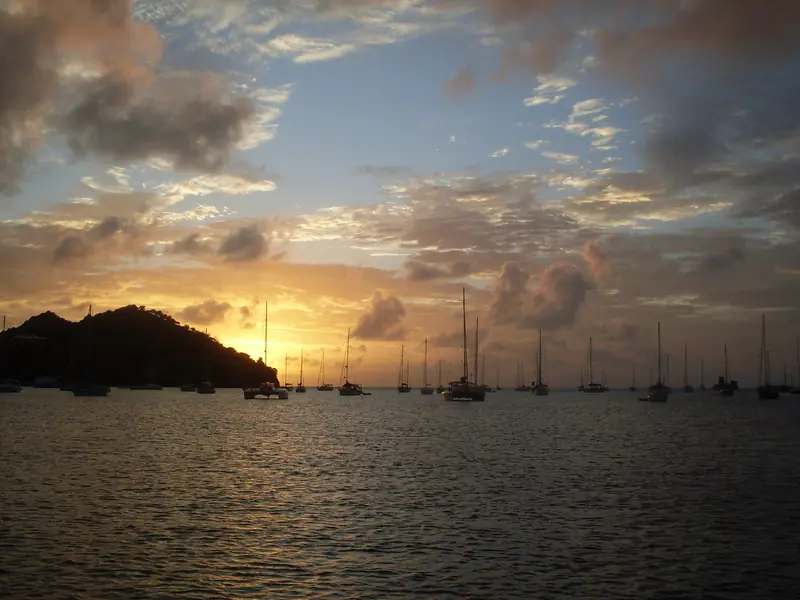 Atardecer sobre el mar con barcos anclados