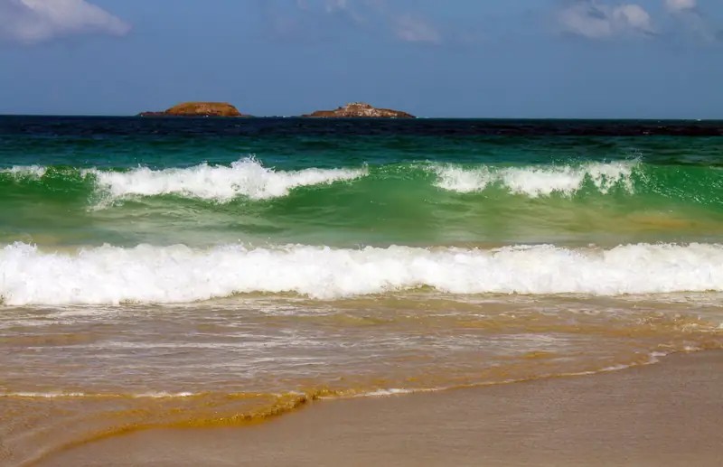 Olas rompiendo en una playa de arena dorada